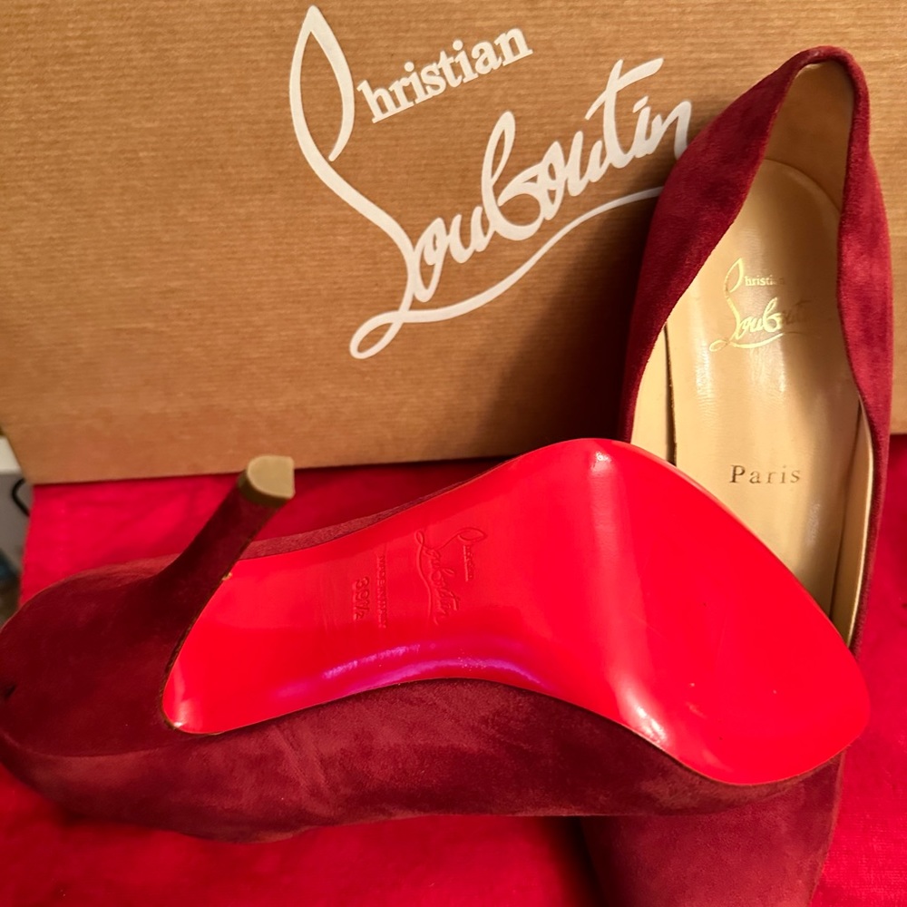 BRAND NEW CHRISTIAN LOUBOUTIN BURGUNDY SUEDE PUMPS SIZE 39.5